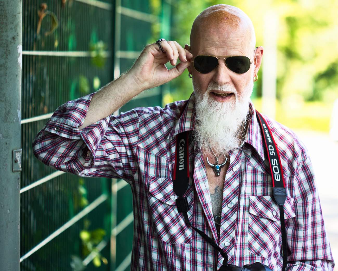 Natürliches Männerportrait von Klaus mit Sonnenbrille bei einem Outdoor Shooting in Frankfurt