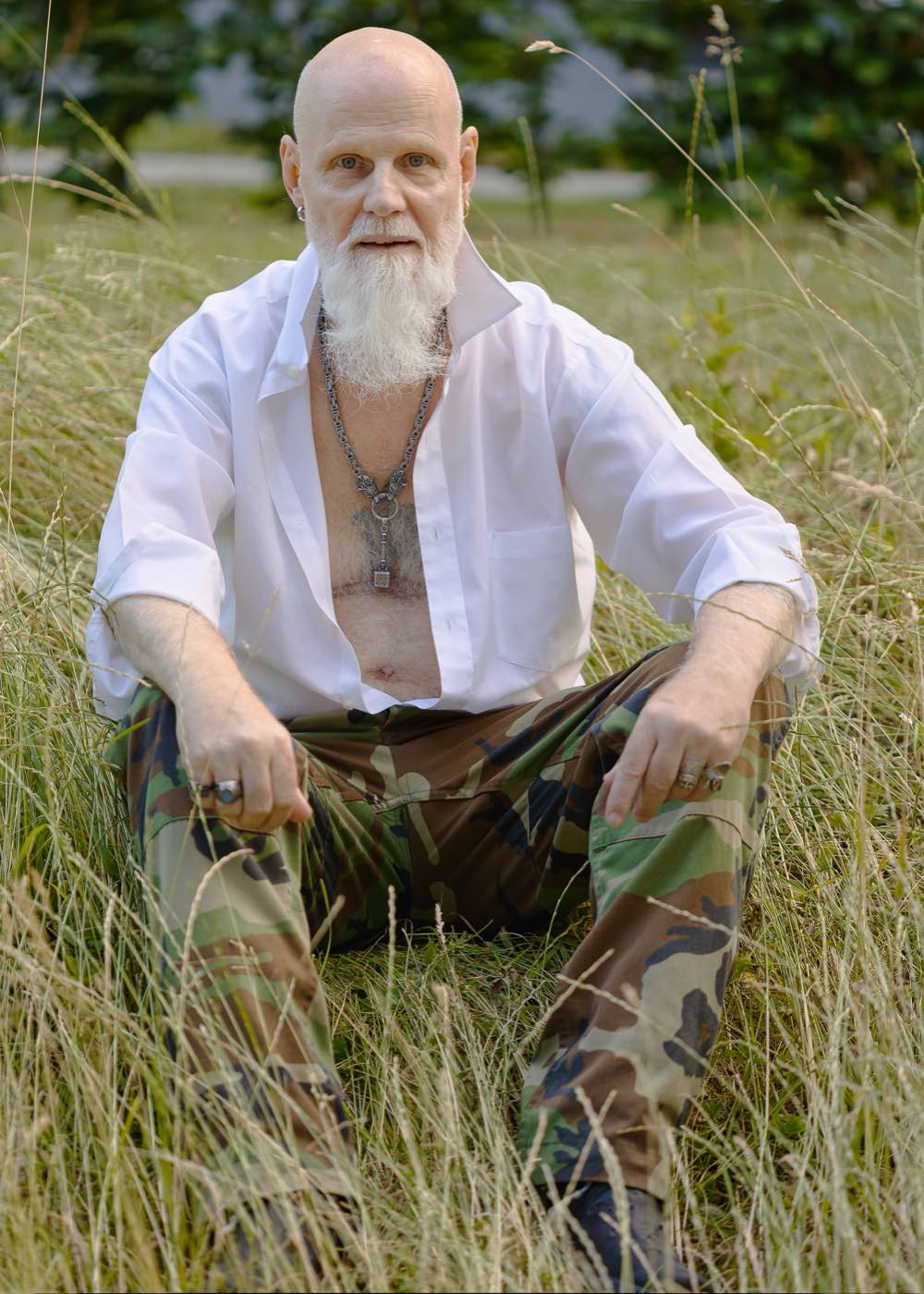 Ruhiges Männerportrait von Klaus im hohen Gras bei Frankfurt