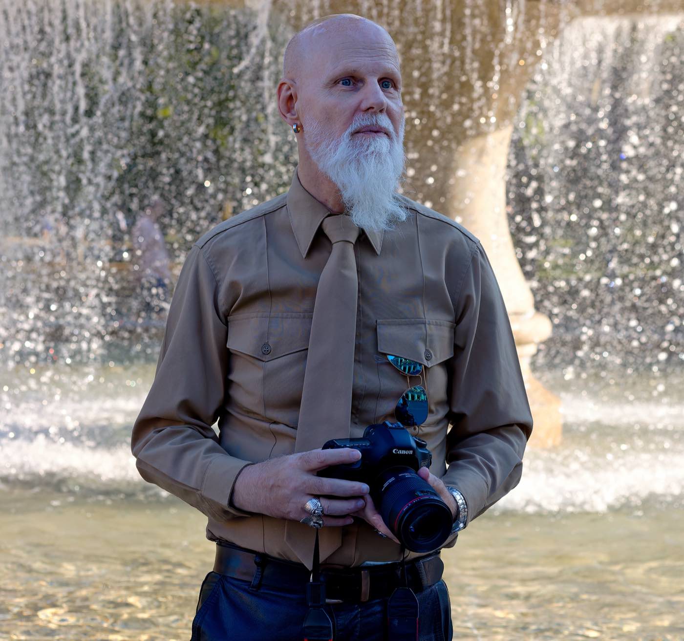Outdoor Männerportrait von Klaus vor einem Brunnen in Frankfurt