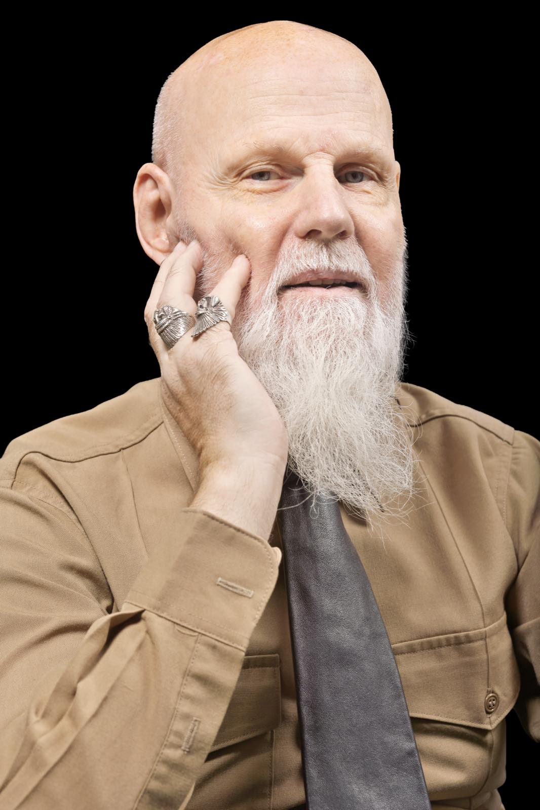Ausdrucksstarkes Studio Portrait von Klaus vor schwarzem Hintergrund in Frankfurt